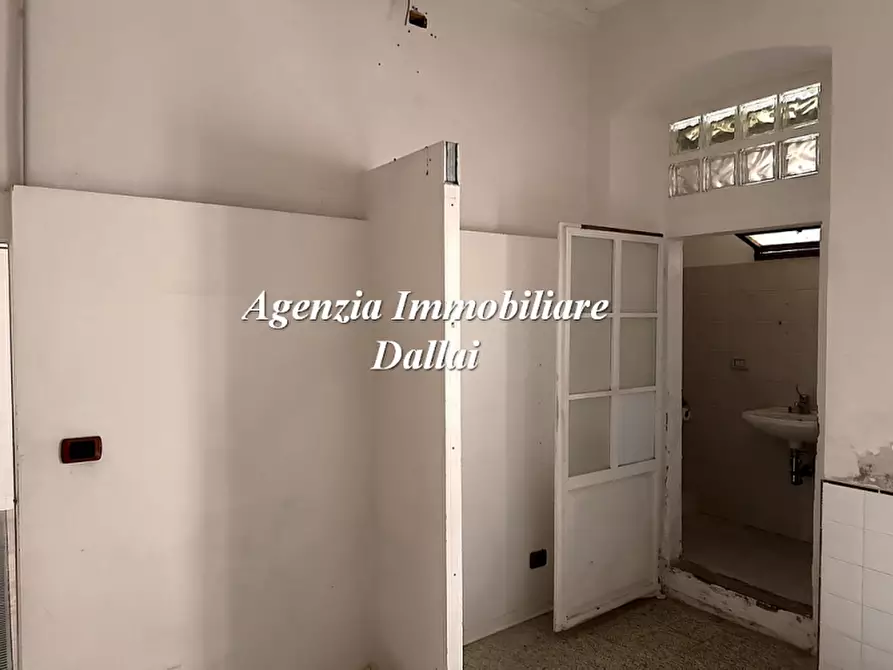 Immagine 15 di Negozio in affitto  a Scarperia E San Piero