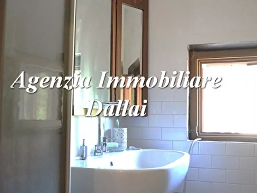 Immagine 28 di Casa colonica in vendita  a Vicchio