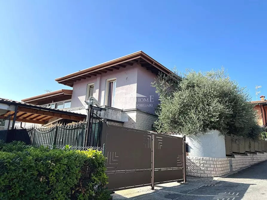 Immagine 1 di Villa in vendita  a Desenzano Del Garda