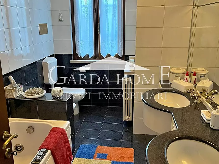 Immagine 7 di Villa in vendita  a Desenzano Del Garda