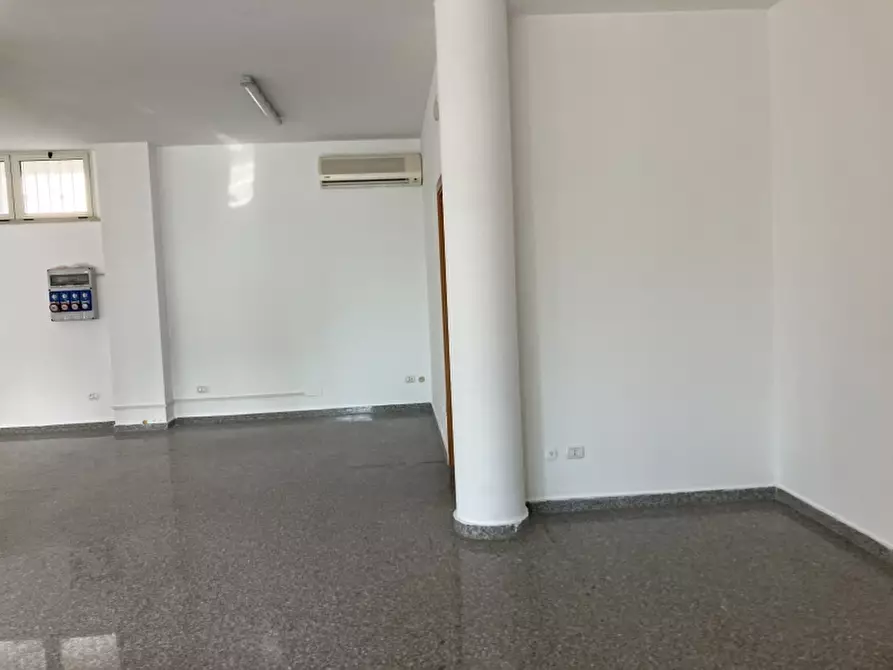 Immagine 12 di Negozio in vendita  in VIA GRASCETA a San Salvo