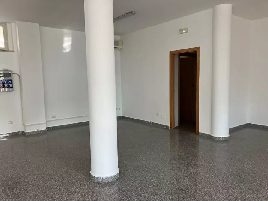 Immagine 14 di Negozio in vendita  in VIA GRASCETA a San Salvo