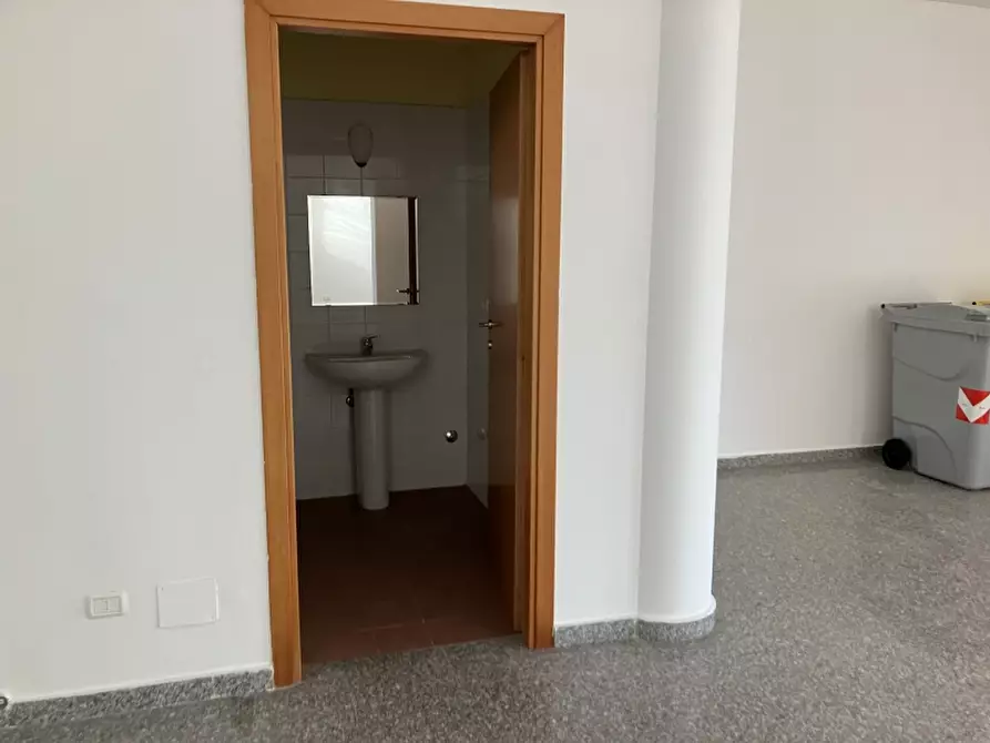 Immagine 15 di Negozio in vendita  in VIA GRASCETA a San Salvo