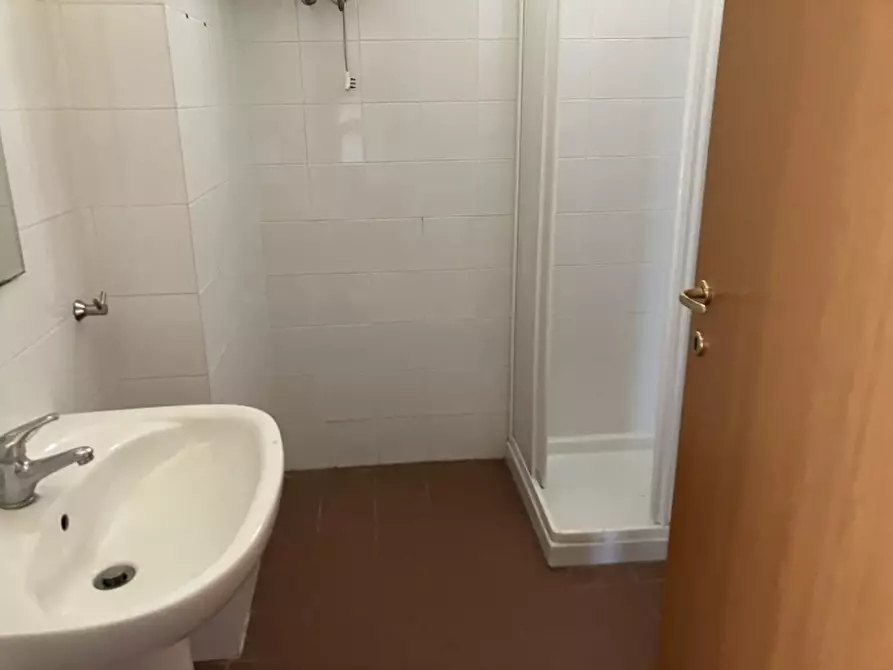 Immagine 17 di Negozio in vendita  in VIA GRASCETA a San Salvo