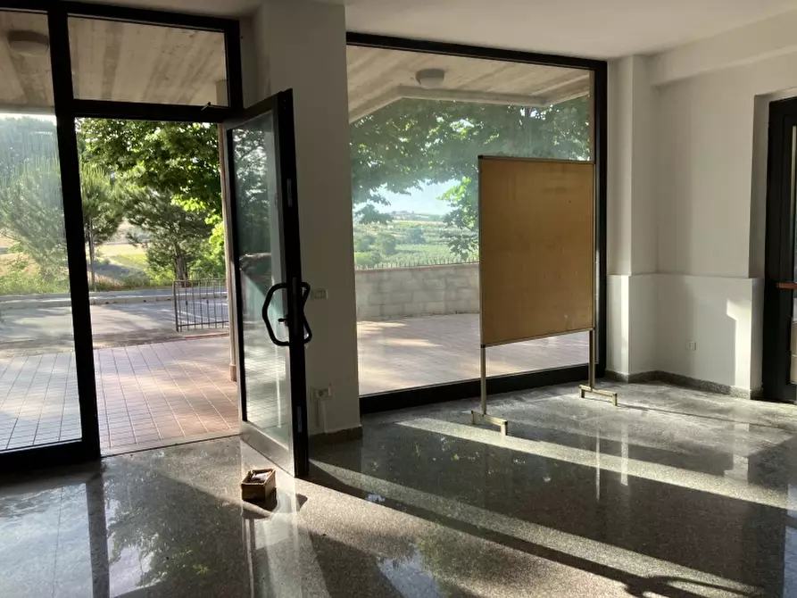 Immagine 19 di Negozio in vendita  in VIA GRASCETA a San Salvo