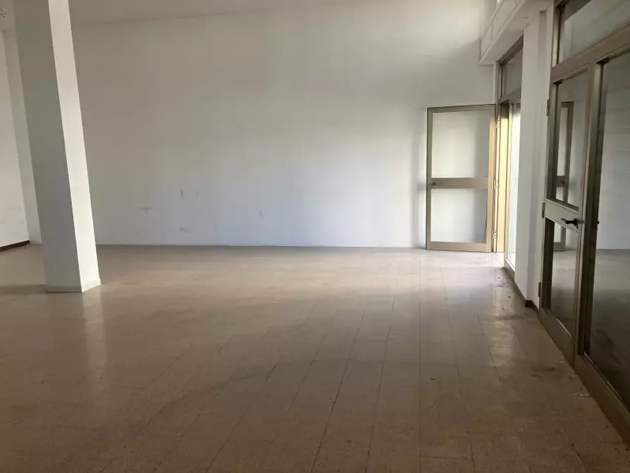 Immagine 14 di Locale commerciale in vendita  in VIA LIQUIRIZIA a San Salvo