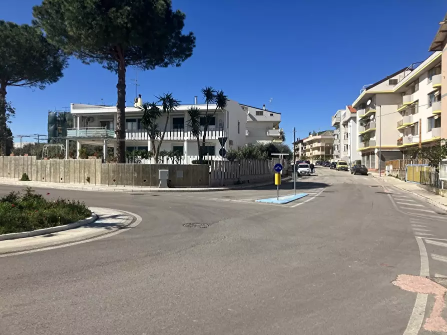 Immagine 15 di Locale commerciale in vendita  in VIA LIQUIRIZIA a San Salvo