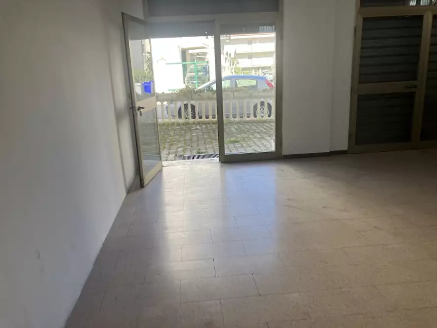 Immagine 16 di Locale commerciale in vendita  in VIA LIQUIRIZIA a San Salvo