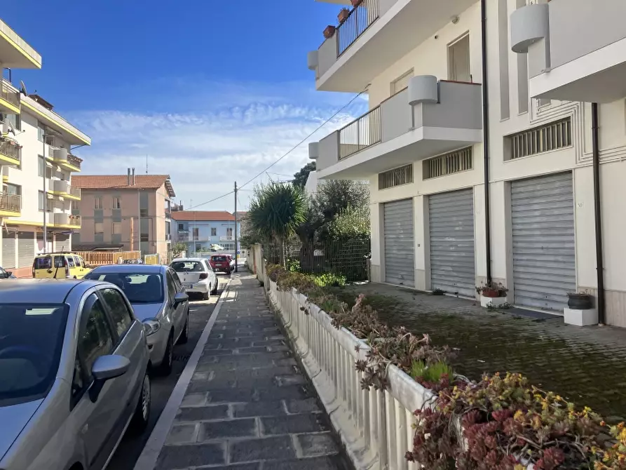 Immagine 3 di Locale commerciale in vendita  in VIA LIQUIRIZIA a San Salvo