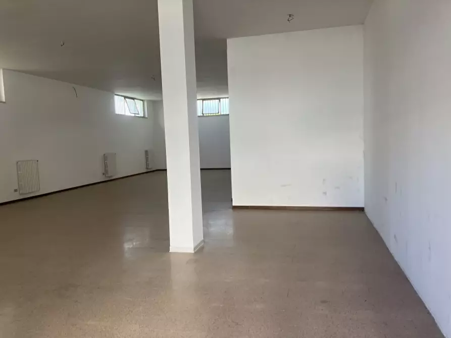 Immagine 4 di Locale commerciale in vendita  in VIA LIQUIRIZIA a San Salvo