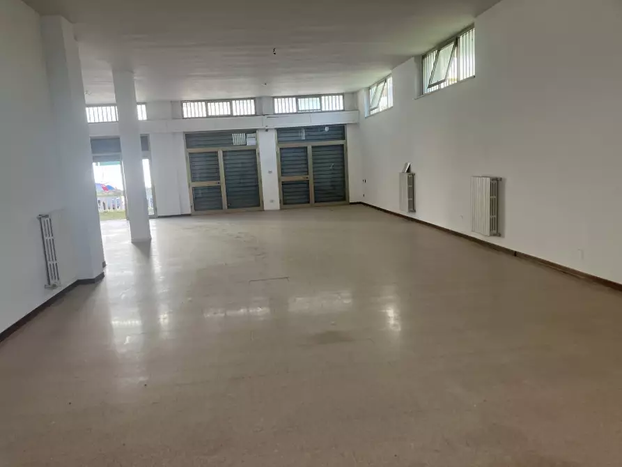 Immagine 11 di Locale commerciale in vendita  in VIA LIQUIRIZIA a San Salvo