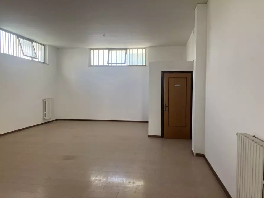 Immagine 13 di Locale commerciale in vendita  in VIA LIQUIRIZIA a San Salvo