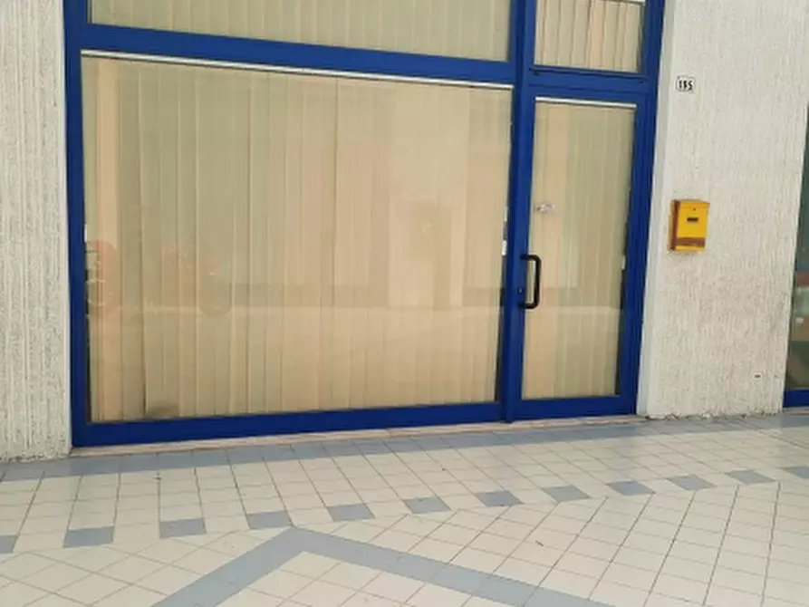 Immagine 1 di Negozio in vendita  in Via Zancanaro a Ravenna