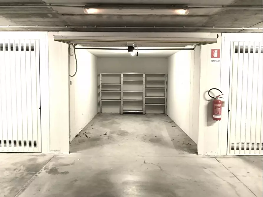Immagine 4 di Garage in vendita  in piazza Garibaldi a Udine