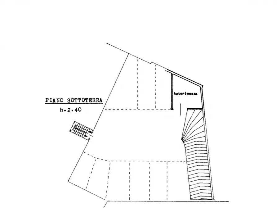 Immagine 2 di Garage in vendita  a Udine