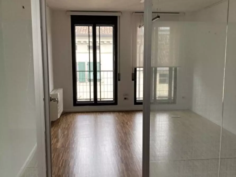 Immagine 10 di Ufficio in affitto  a Udine