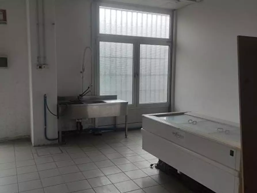 Immagine 17 di Negozio in affitto  a Cassacco