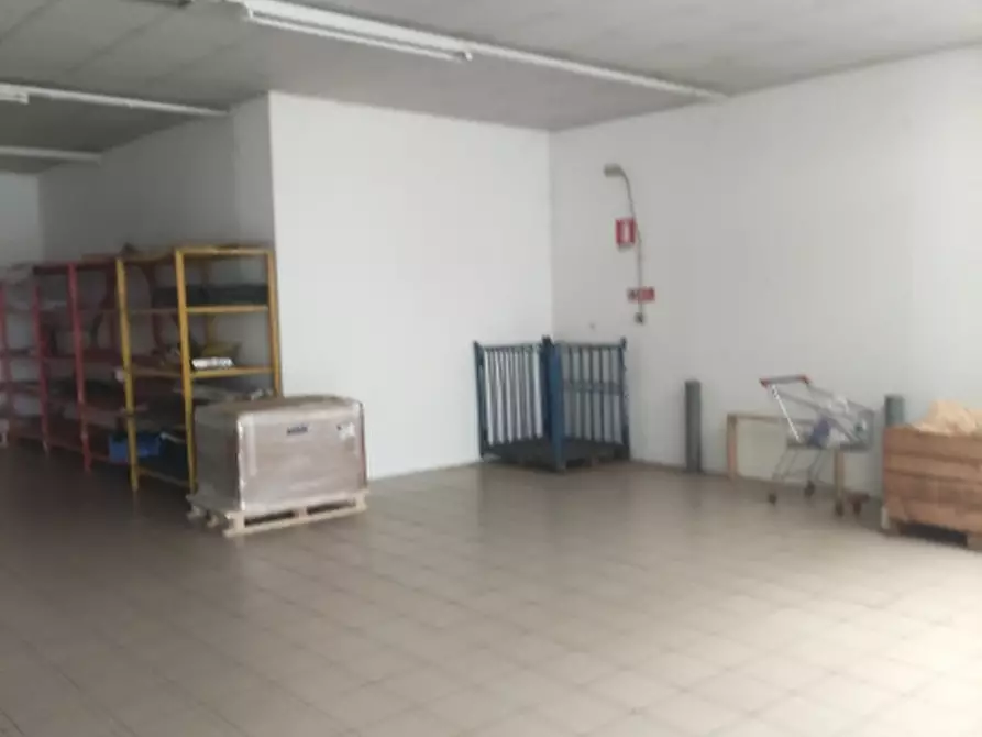 Immagine 10 di Negozio in affitto  a Cassacco