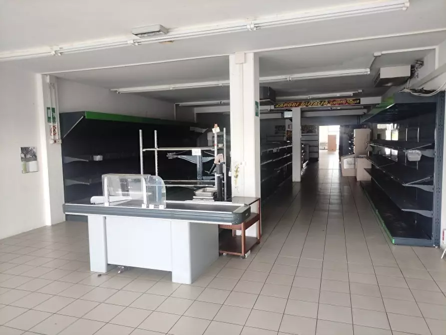 Immagine 15 di Negozio in affitto  a Cassacco