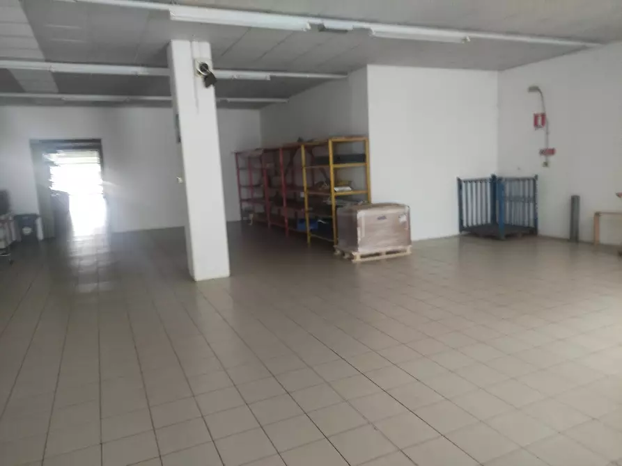 Immagine 11 di Negozio in affitto  a Cassacco