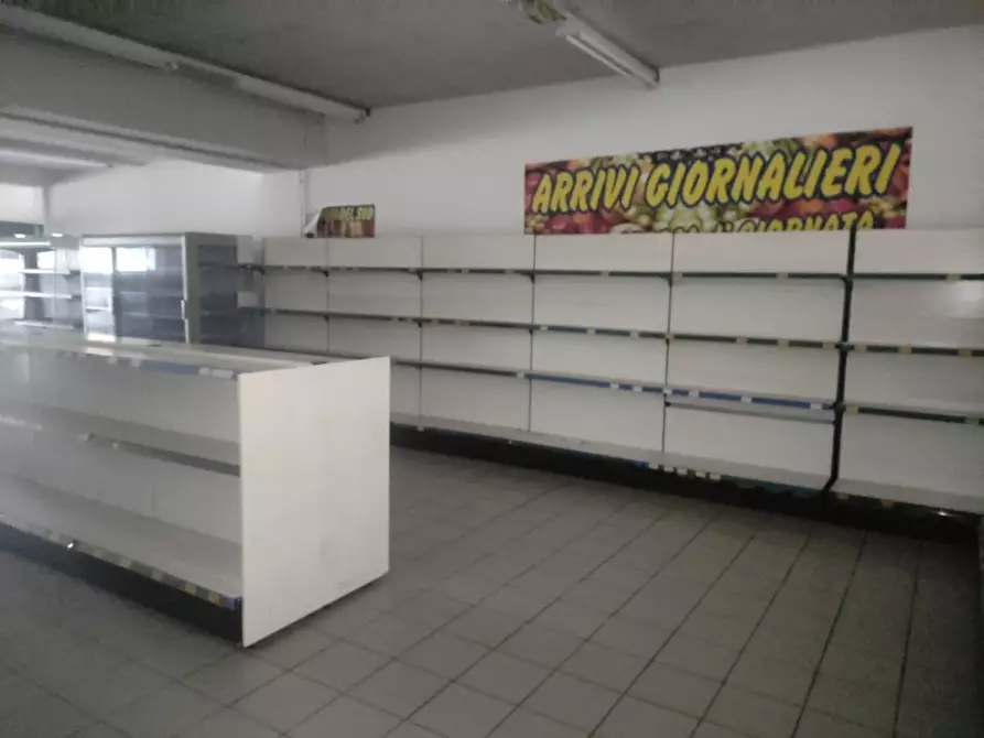 Immagine 14 di Negozio in affitto  a Cassacco