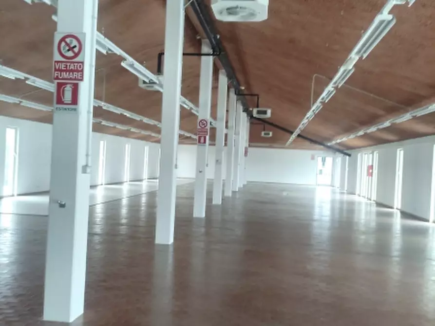 Immagine 11 di Negozio in affitto  a Cassacco