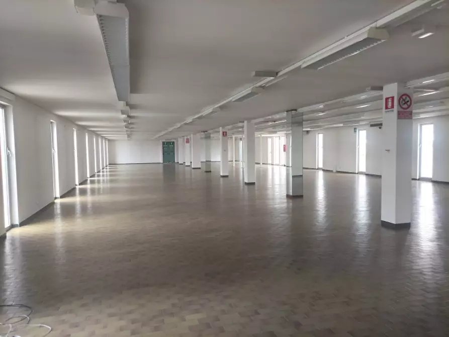 Immagine 2 di Negozio in affitto  a Cassacco