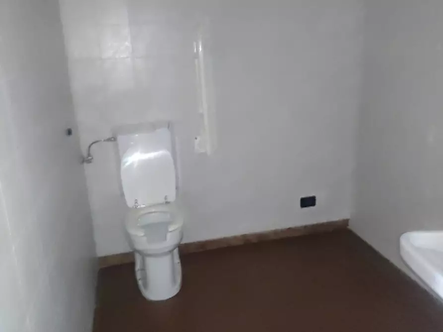 Immagine 13 di Negozio in affitto  a Cassacco