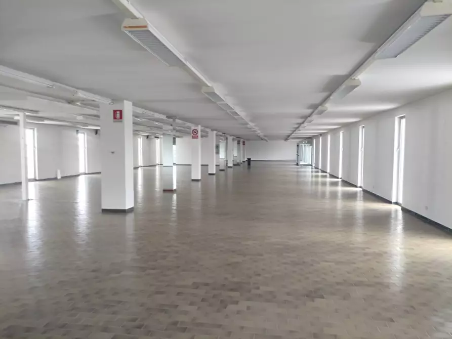 Immagine 1 di Negozio in affitto  a Cassacco