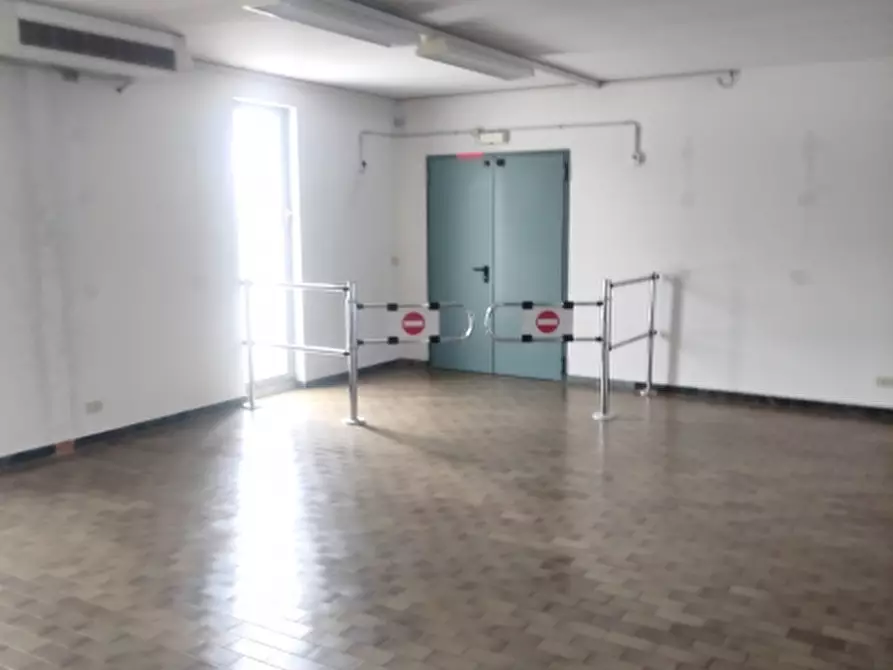 Immagine 15 di Negozio in affitto  a Cassacco