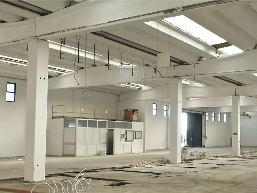 Immagine 2 di Capannone industriale in vendita  a Remanzacco