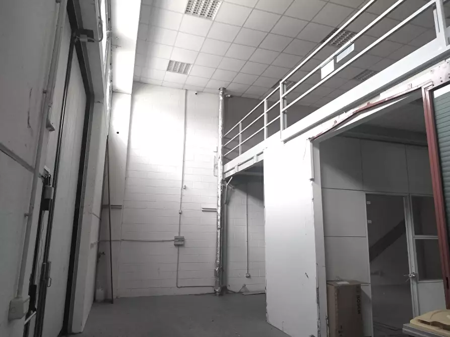 Immagine 3 di Negozio in affitto  in Viale Palmanova a Udine