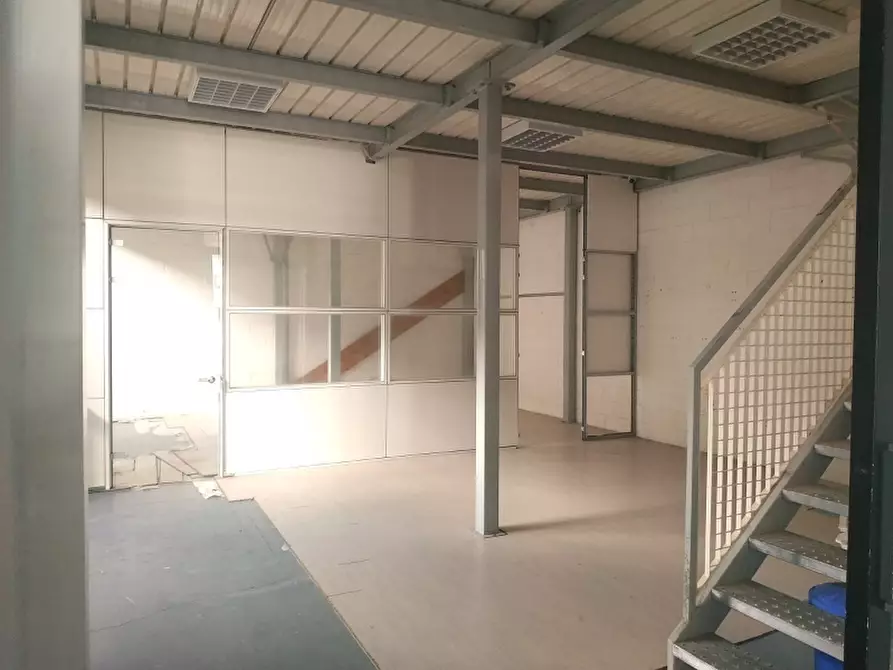 Immagine 5 di Negozio in affitto  in Viale Palmanova a Udine