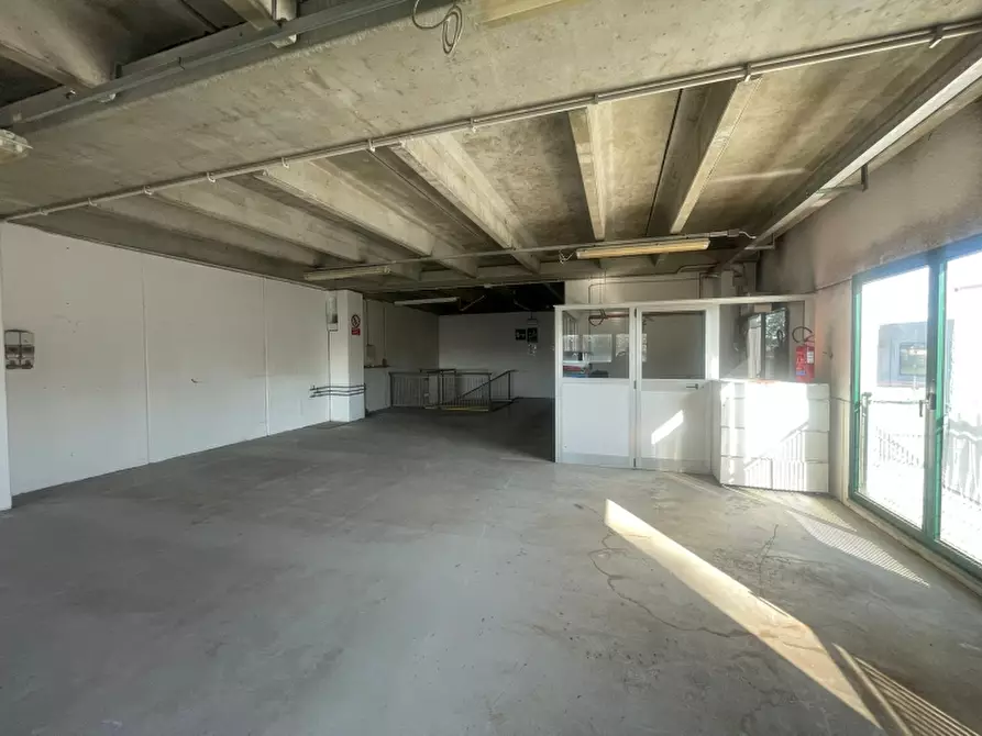 Immagine 2 di Capannone industriale in vendita  a Udine