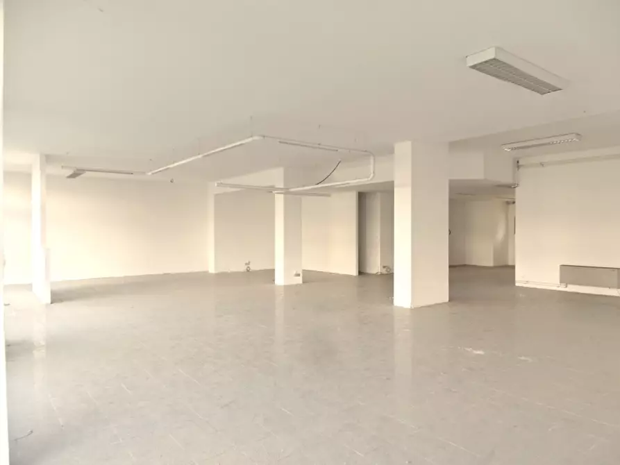 Immagine 3 di Negozio in vendita  a Udine