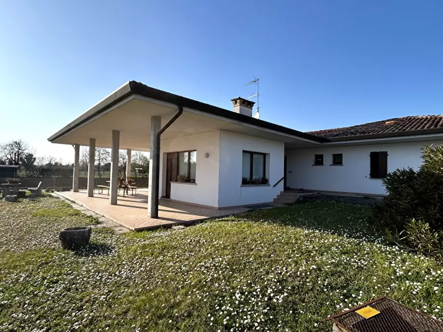 Immagine 1 di Villa in vendita  a Tavagnacco