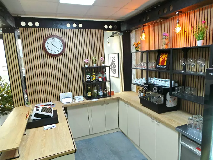 Immagine 2 di Attività commerciale in vendita  a Udine