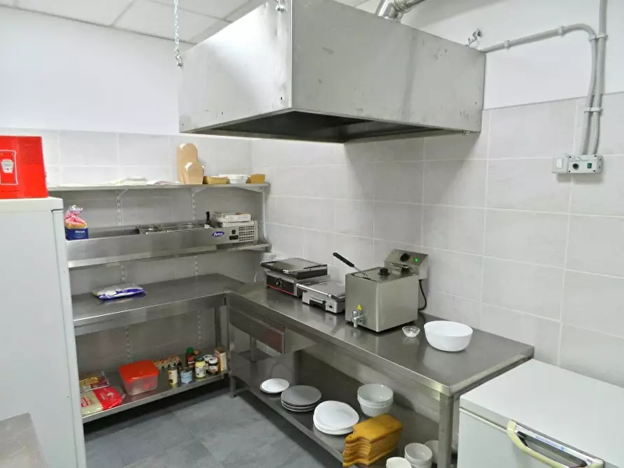 Immagine 10 di Attività commerciale in vendita  a Udine