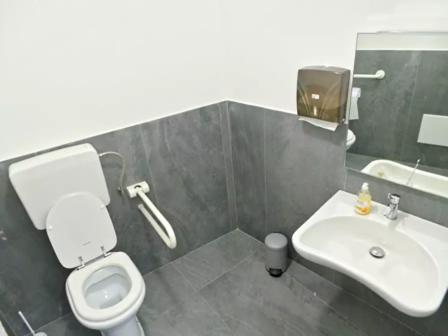 Immagine 11 di Attività commerciale in vendita  a Udine