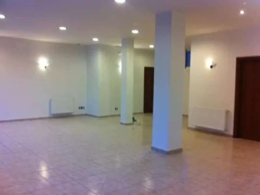 Immagine 1 di Locale commerciale in affitto  a Udine