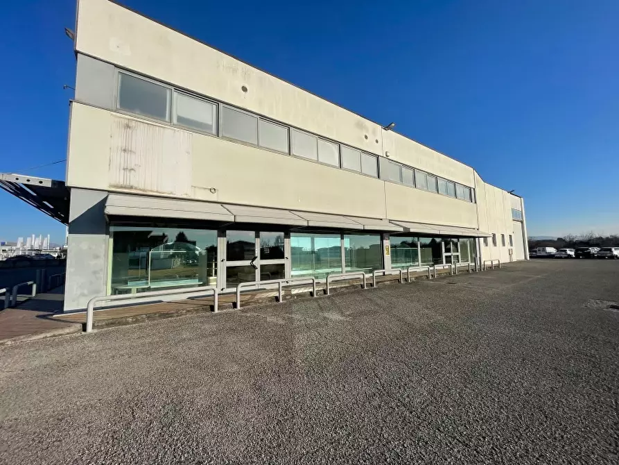 Immagine 1 di Locale commerciale in affitto  a Tavagnacco