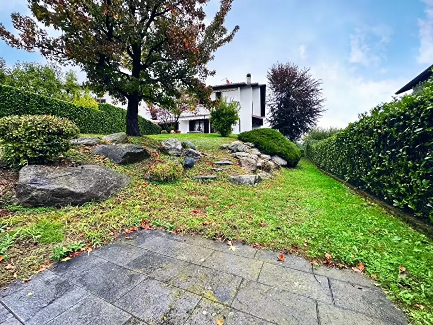 Immagine 1 di Villa in vendita  in Via Giovanni Pascoli a Casciago
