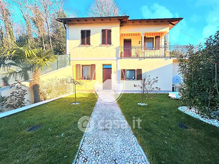 Immagine 1 di Villa in vendita  in Via Armino a Gavirate