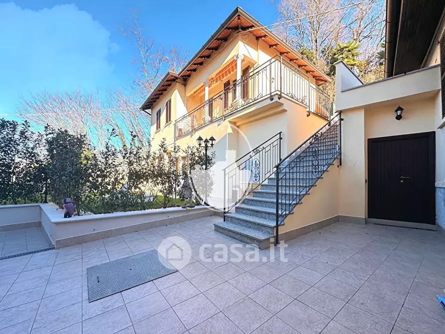 Immagine 5 di Villa in vendita  in Via Armino a Gavirate