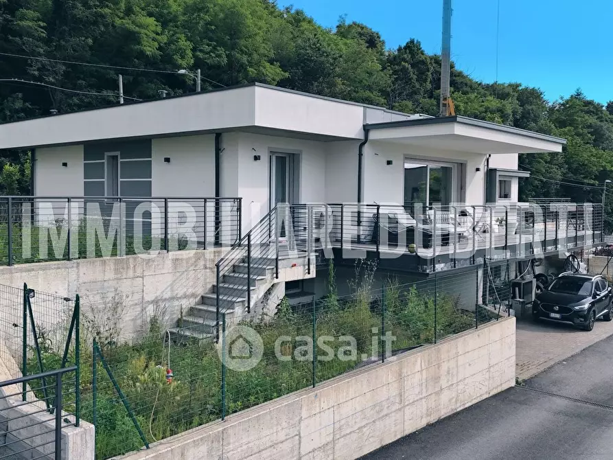 Immagine 1 di Villa in vendita  in Via Peppino Rossi a Gavirate