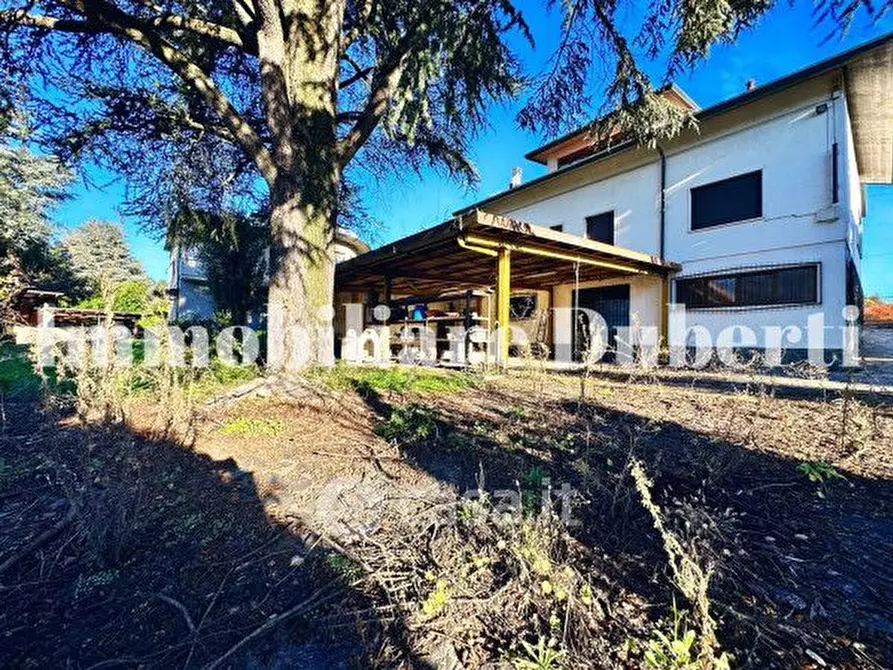Immagine 1 di Villa in vendita  in Via IV Novembre a Carbonate