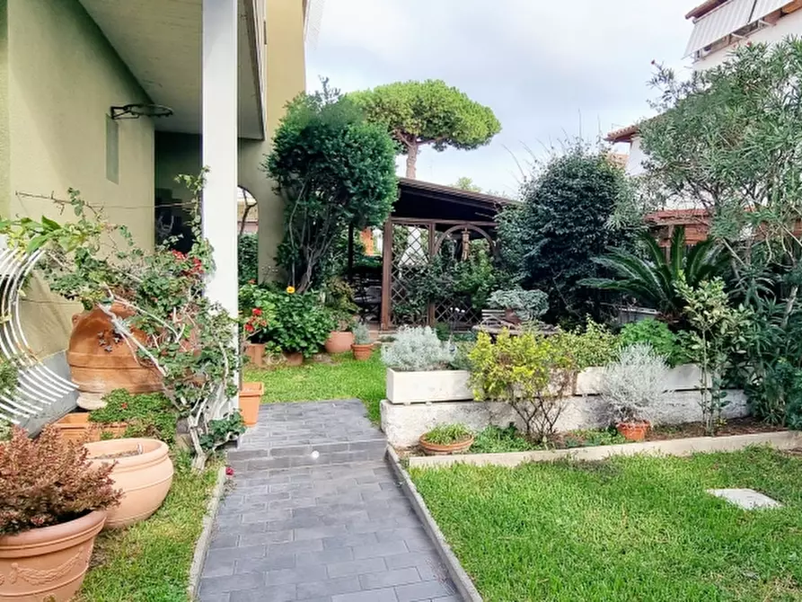 Immagine 1 di Villa in vendita  a Santa Marinella