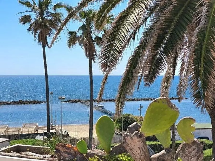 Immagine 1 di Villa in vendita  a Santa Marinella