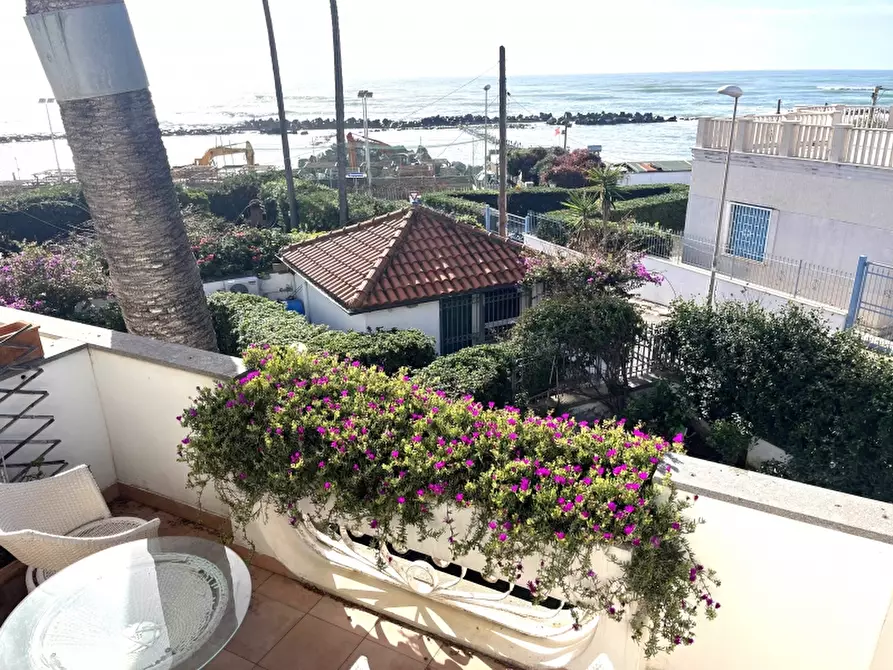 Immagine 5 di Villa in vendita  in via V Maggio 1 a Santa Marinella