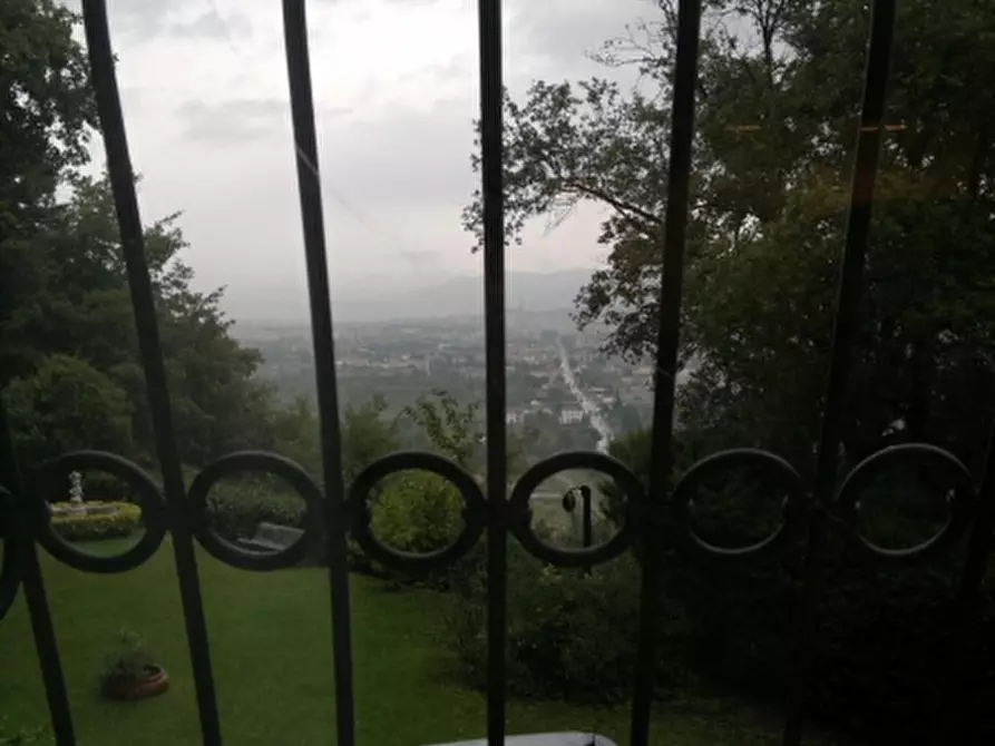 Immagine 21 di Villa in vendita  a Arezzo